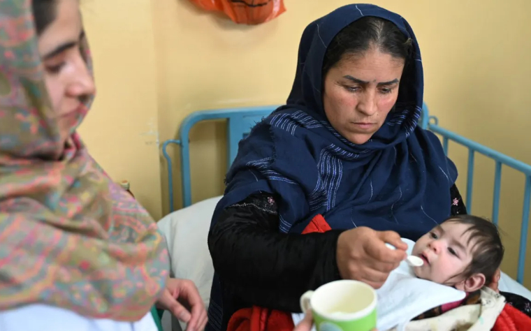 Roya, bà mẹ 35 tuổi (trong ảnh) cho biết, bé Bibi Aseya 9 tháng tuổi đã phải nhập viện 3 lần ở tỉnh Badakhshan xa xôi do thiếu dinh dưỡng, hay bệnh. 