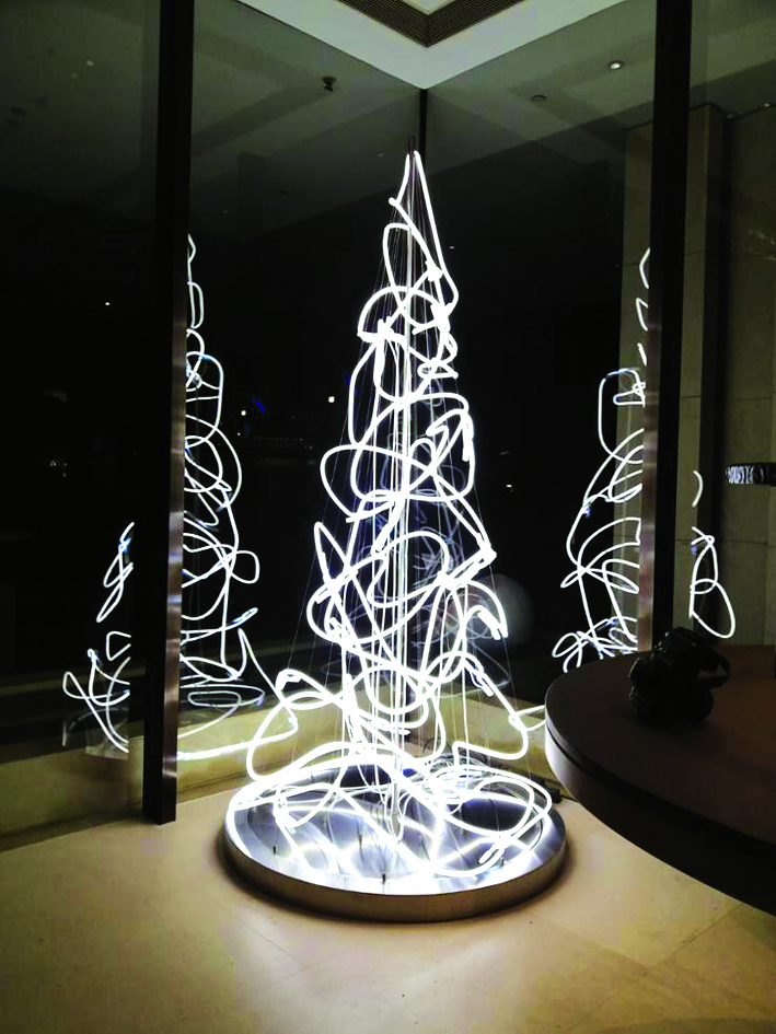 Doodle Tree - tác phẩm sắp đặt bằng đèn neon do nghệ nhân Wu Chi-kai thực hiện -  Nguồn ảnh: Korea Times/Kwak Yeon-soo