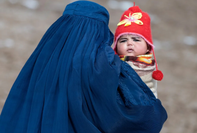 Dinh dưỡng kém đang tràn lan ở một đất nước bị ảnh hưởng bởi khủng hoảng kinh tế, nhân đạo và khí hậu 2 năm rưỡi kể từ khi Taliban trở lại nắm quyền. Theo Liên Hợp Quốc, 10% trẻ em dưới 5 tuổi ở Afghanistan bị suy dinh dưỡng và 45% bị còi cọc, nghĩa là các em nhỏ so với độ tuổi một phần do dinh dưỡng kém. Daniel Timme, giám đốc truyền thông của Quỹ nhi đồng Liên hợp quốc (UNICEF) cho biết Afghanistan là một trong những quốc gia có tỷ lệ trẻ em dưới 5 tuổi thấp còi cao nhất thế giới. “Nếu không được phát hiện và điều trị trong vòng hai năm đầu đời của trẻ, tình trạng thấp còi sẽ không thể phục hồi và trẻ bị ảnh hưởng sẽ không bao giờ có thể phát triển hết tiềm năng về tinh thần và thể chất. Đây không chỉ là bi kịch đối với cá nhân đứa trẻ mà chắc chắn sẽ tác động tiêu cực nặng nề đến sự phát triển của cả nước khi cứ 5 đứa trẻ thì có hơn 2 đứa trẻ bị ảnh hưởng” - ông nói.
