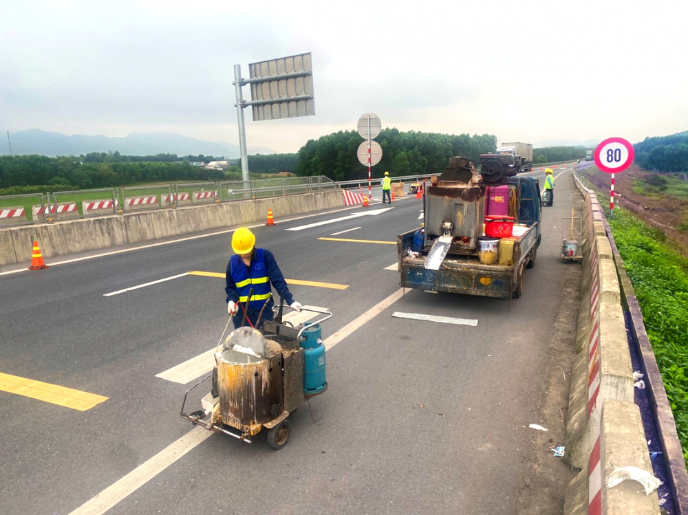 Cơ quan quản lý đang khẩn trương lắp đặt thêm biển hiệu, biển báo trên cao tốc Cam Lộ - La Sơn để hạn chế tai nạn