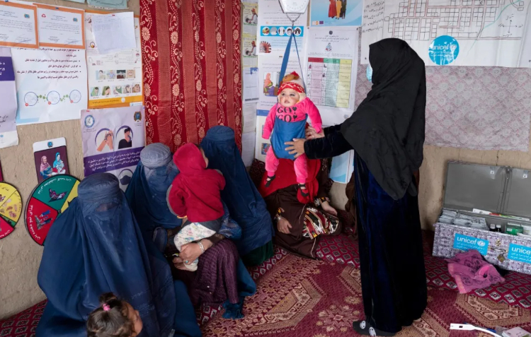 Các tổ chức phi chính phủ cho biết, sự thuyên giảm viện trợ quốc tế và các chuyên gia y tế rời khỏi đất nước đã làm suy yếu hệ thống y tế vốn dễ bị tổn thương, phụ nữ và trẻ em bị ảnh hưởng đặc biệt. Hasina, 22 tuổi và chồng cô, Nureddin, là tình nguyện viên tại một trong hàng trăm trạm y tế dựa vào cộng đồng được UNICEF hỗ trợ ở Badakhshan, một khu vực miền núi giáp Pakistan, Tajikistan và Trung Quốc. Cặp đôi này là nguồn sống ban đầu cho hơn 1.000 cư dân của làng Gandanchusma. “Chúng tôi tập hợp phụ nữ và trẻ em lại và cân các em bé. Nếu các em bị suy dinh dưỡng, chúng tôi sẽ hỗ trợ và giới thiệu chúng đến phòng khám cách đó 30 phút đi bộ - Hasina nói. Cô nói thêm, nhiều đứa trẻ suy dinh dưỡng do các bệnh lây truyền qua đường nước hơn.