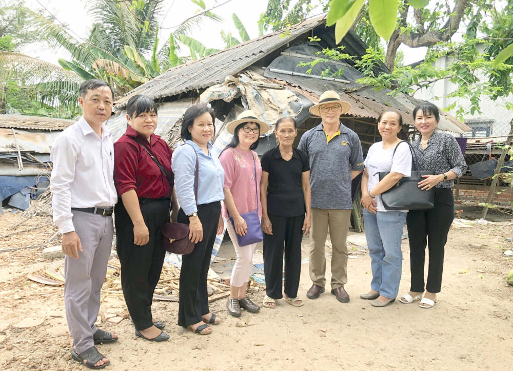 Ông Phan Đình Huy (thứ ba từ phải sang) cùng đại diện Báo Phụ nữ TPHCM  đến thăm nhà bà Nguyễn Thị Nhặt ở Tây Ninh ngày 1/4