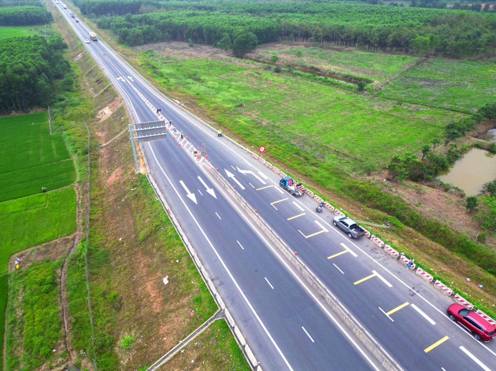 Cao tốc Cam Lộ - La Sơn có nhiều nút thắt cổ chai luôn tiềm ẩn nguy cơ tai nạn giao thông