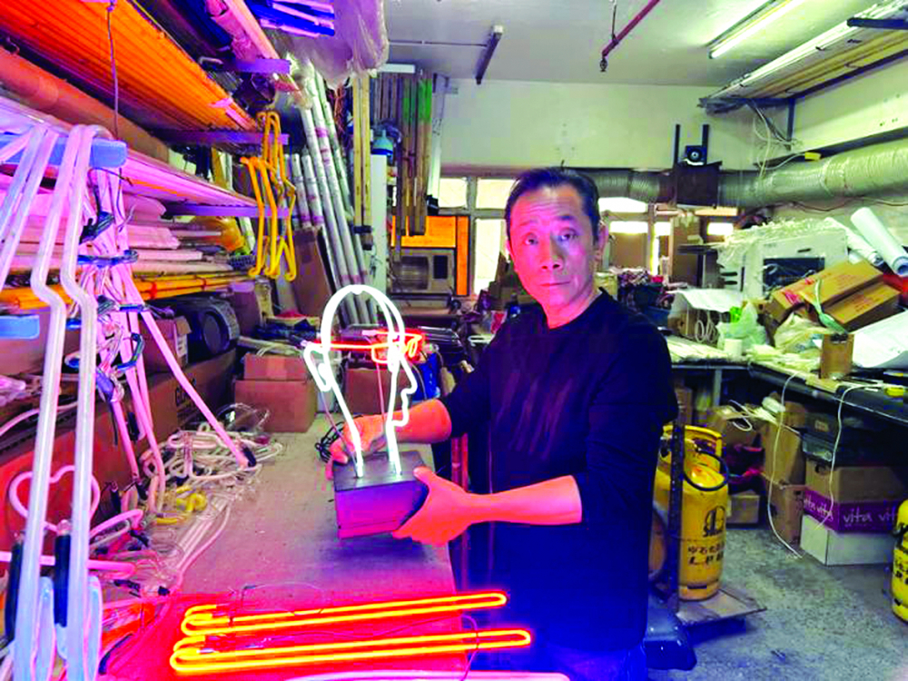 Nghệ nhân làm đèn neon Wu Chi-kai tại xưởng của mình ở khu Kwai Chung, Hồng Kông - Nguồn ảnh: Korea Times/Kwak Yeon-soo