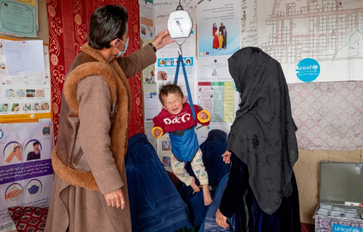 Trong một báo cáo gần đây của LHQ đã cảnh báo về sự yếu kém của ngành y tế Afghanistan. LHQ đã nhấn mạnh tác động quá lớn đối với phụ nữ vì những hạn chế đối với việc đi lại, giáo dục và việc làm của họ do Taliban áp đặt. Những hạn chế đối với việc đi lại, giáo dục và việc làm của phụ nữ đã thách thức cả về xã hội và kinh tế, góp phần gây ra tình trạng suy dinh dưỡng và suy dinh dưỡng thấp còi ở trẻ.