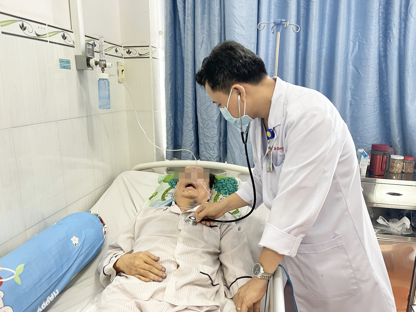 Bác sĩ Võ Trương Quý - Phó trưởng khoa Nội A Bệnh viện Bệnh nhiệt đới - khám cho một bệnh nhân lớn tuổi bị thủy đậu gây biến chứng viêm não và viêm phổi