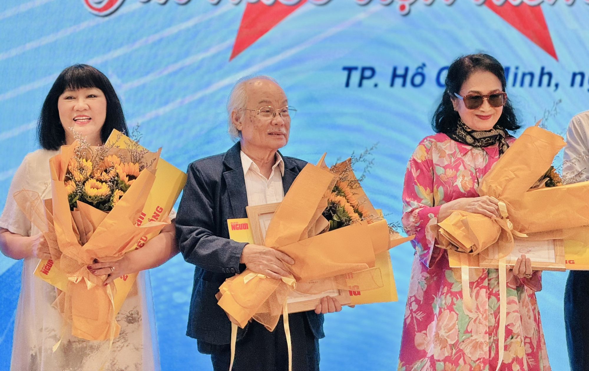 Từ trái qua: ca sĩ Cẩm Vân, nhạc sĩ Phạm Minh Tuấn và NSND Trà Giang nhận giải Mai Vàng tri ân