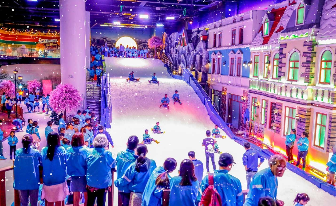 Đa dạng các trò chơi với tuyết tại Snow Town..