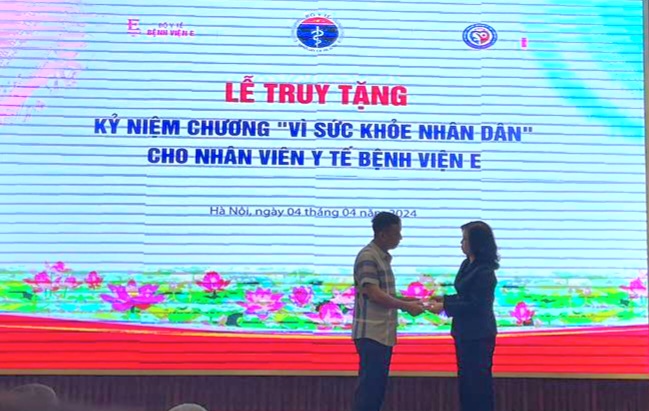 Bộ trưởng Đào Hồng Lan trao