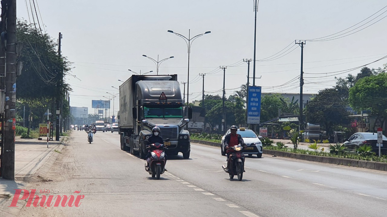 Trong khi đó, ghi nhận trên tuyến QL1A đoạn qua TP Đông Hà, huyện Triệu Phong (Quảng Trị), rất đông xe container, xe tải lớn, xe khách rầm rộ chạy liên tục sau một thời gian dài vắng bóng.