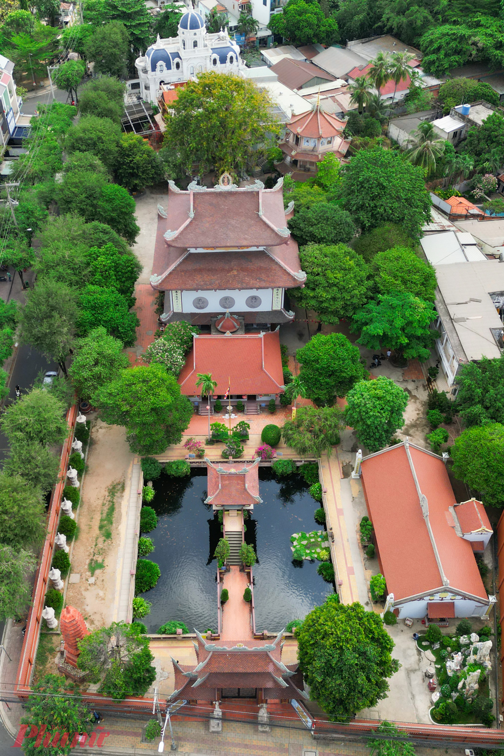 Ngôi chùa mang tên Nam Thiên Nhất Trụ - chùa Một Cột được xây dựng năm 1958 bởi Hòa thượng Thích Trí Dũng. Chùa rộng khoảng một hecta, tọa lạc trên đường Đặng Văn Bi, quận Thủ Đức, TP HCM.