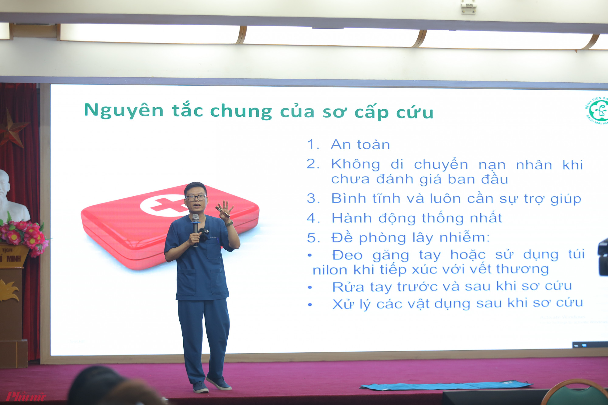  Bác sĩ Nguyễn Minh Hiếu – Trung tâm cấp cứu A9 trực tiếp hướng dẫn cách hồi sinh tim phổi cho người không may gặp nạn.