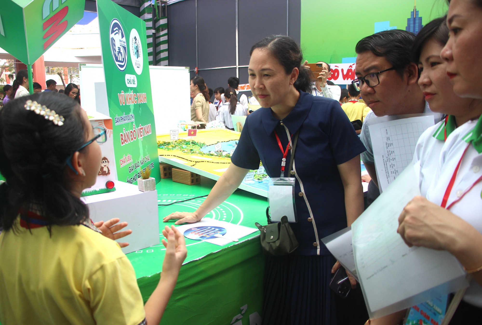 Ban giám khảo chương trình chấm thi các sản phẩm, dự án của học sinh đến từ các cụm, quận/huyện- Ảnh: Nguyễn Loan