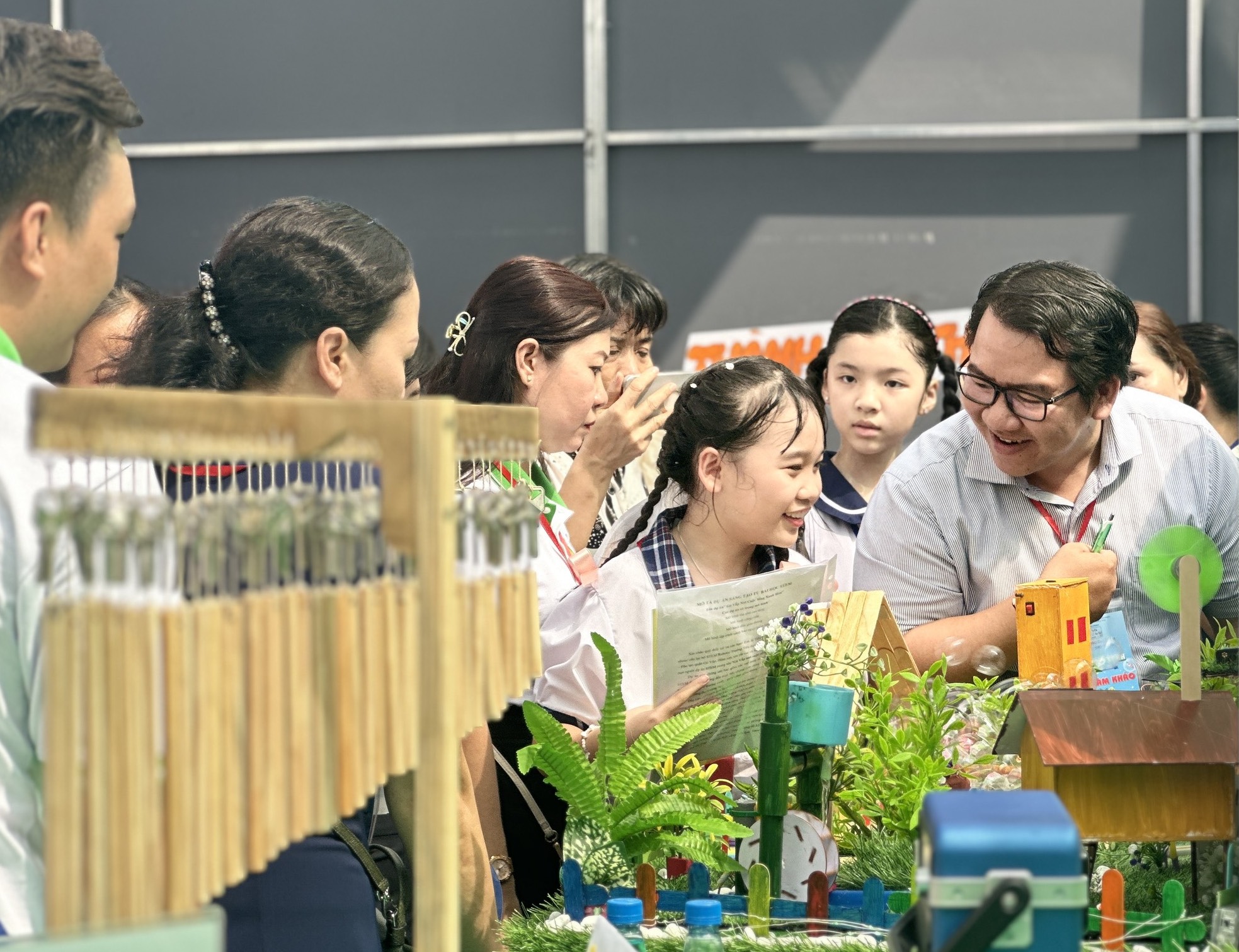 Minh Anh - học sinh Trường tiểu học Chi Lăng (quận Gò Vấp) tự tin thuyết trình với ban giám khảo về dự án Gò Vấp - Nơi cuộc sống xanh hơn - Ảnh:  