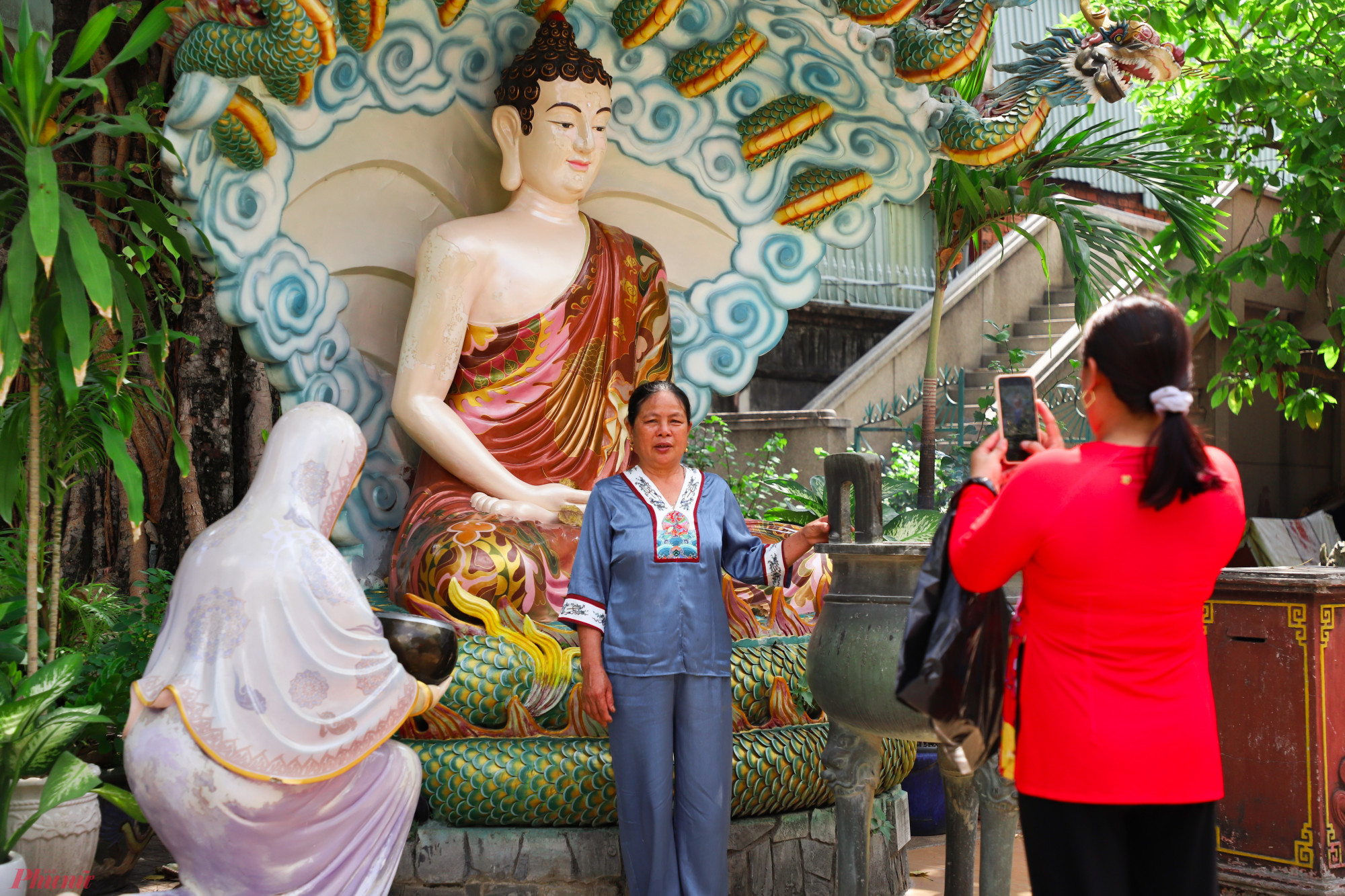 Khuôn viên chùa yên tĩnh, là địa điểm thu hút người dân và du khách tìm đến dâng hương, tham quan.