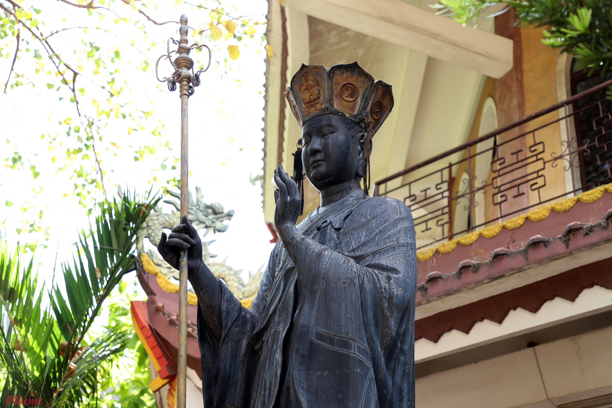 Bên cạnh chánh điện là bức tượng Đức Địa Tạng Bồ Tát được đúc bằng 61 ký kim loại quý hiếm