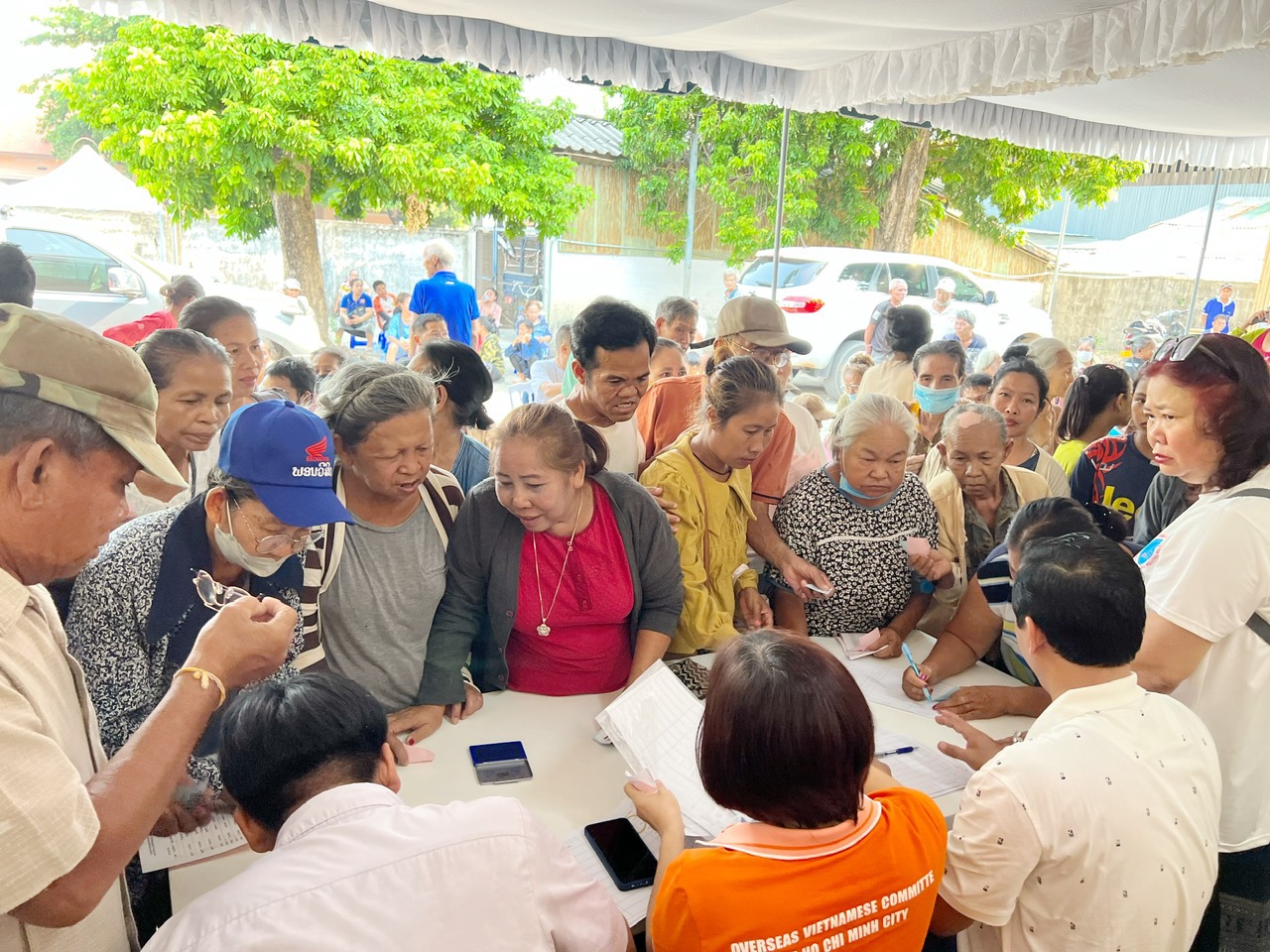 Người dân có hoàn cảnh khó khăn đang sống tại Savannakhet  đến đăng ký khám bệnh và lấy thuốc