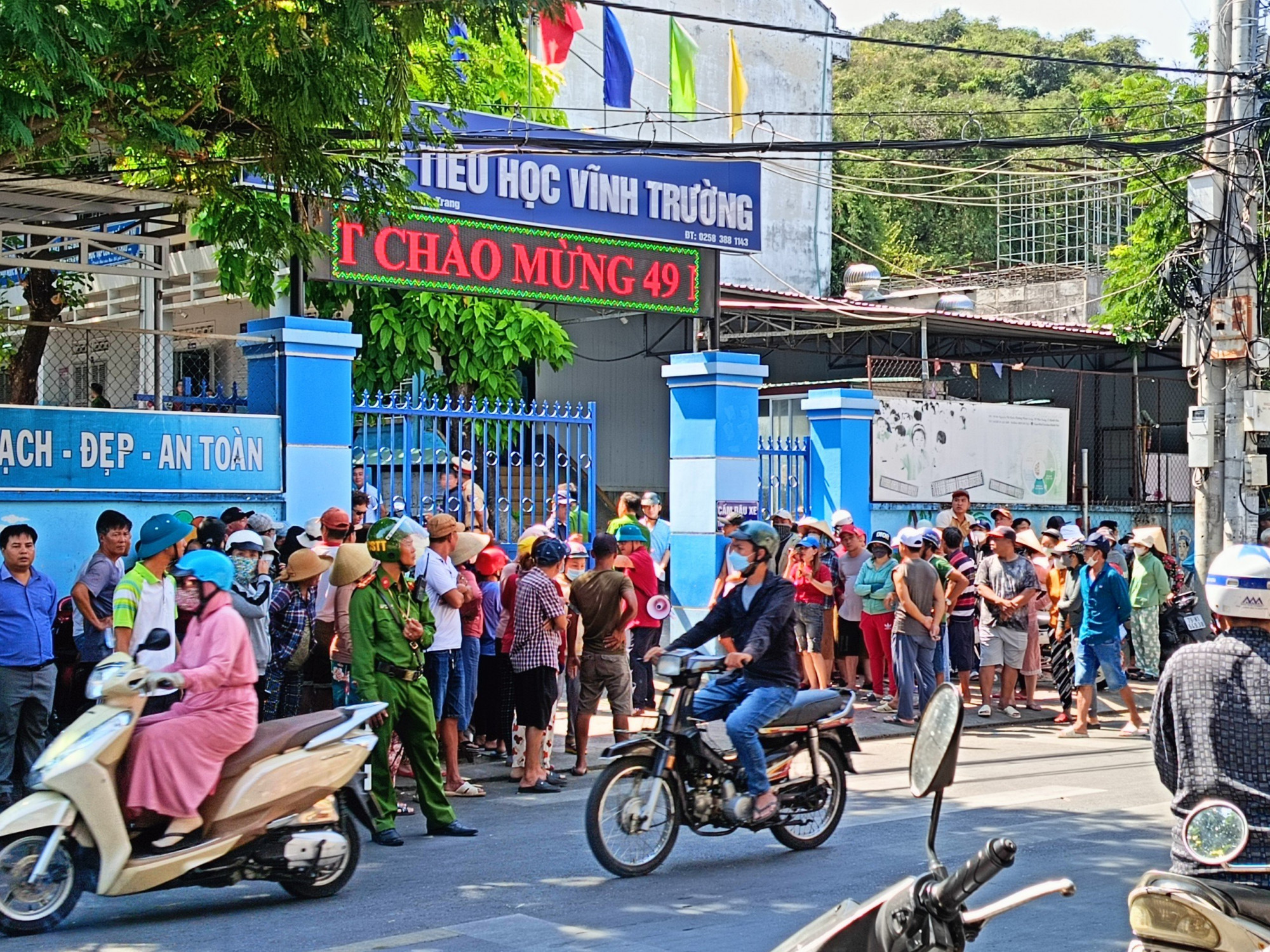 Trường Tiểu học Vĩnh Trường nơi có 1 học sinh tử vong và nhiều học sinh khác phải nhập viện sau khi ăn sáng.