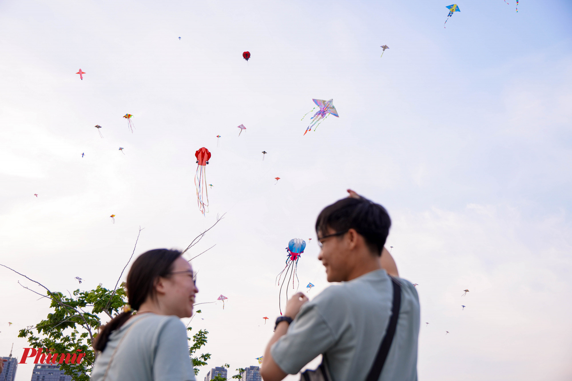 Niềm vui cuối ngày, khi cùng nhau thẻ diều, đưa cánh diều bay cao trong gió