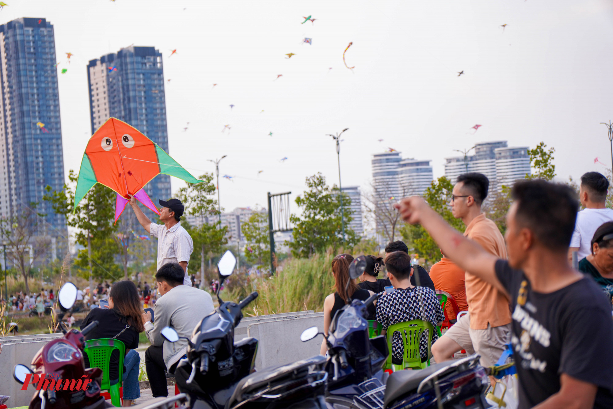 Biết con muốn thả diều, nhưng trời đứng gió, nhiều phụ huynh phải cùng nhau nỗ lực cho diều bay lên