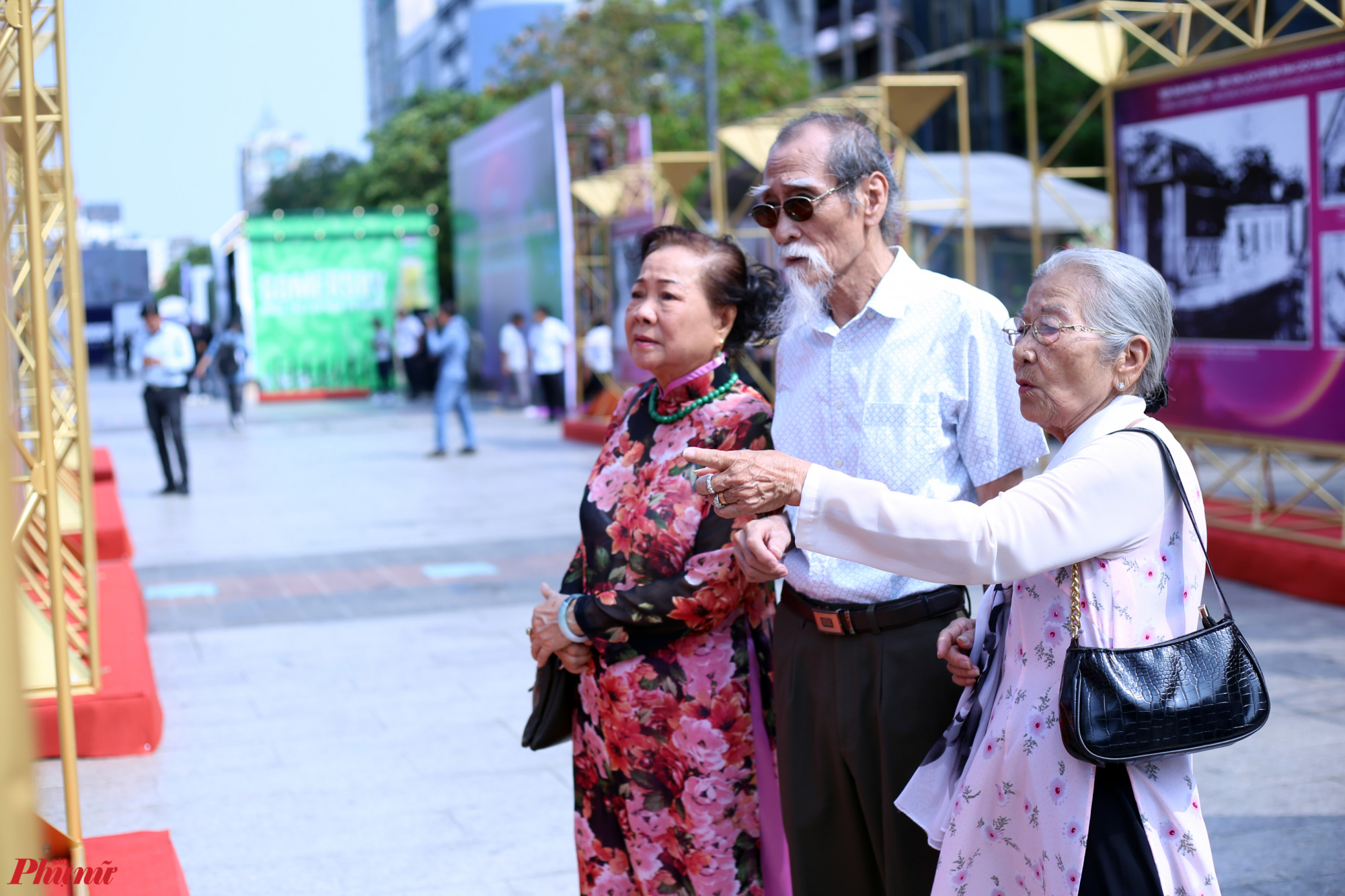 Các nghệ sĩ lão thành NSUT Thanh Dậu và chồng là nhà giáo ưu tú Mạnh Dung cùng NSUT Phi Điểu xúc động trước những hình ảnh làm phim thời kháng chiến 