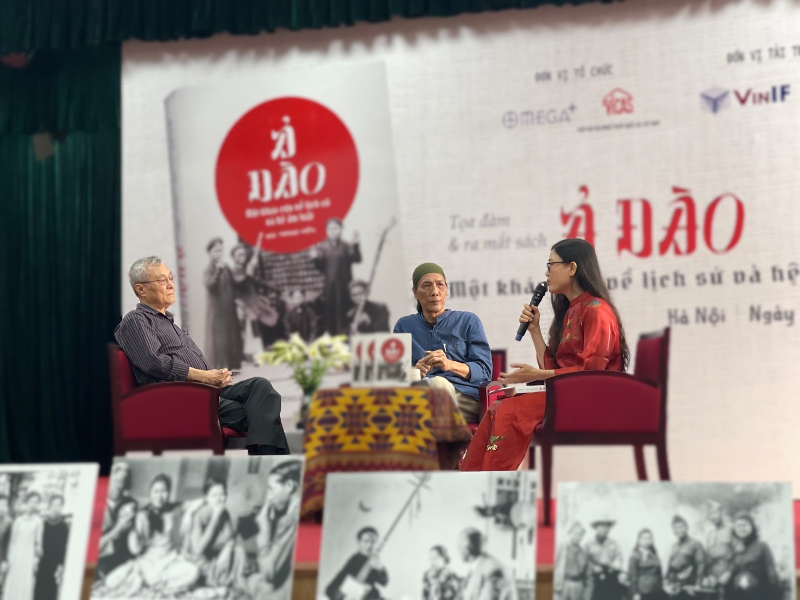 Tác giả Bùi Trọng Hiền (giữa) và nhà nghiên cứu Đặng Hoành Loan chia sẻ về giá trị lịch sử, nghệ thuật của ca trù