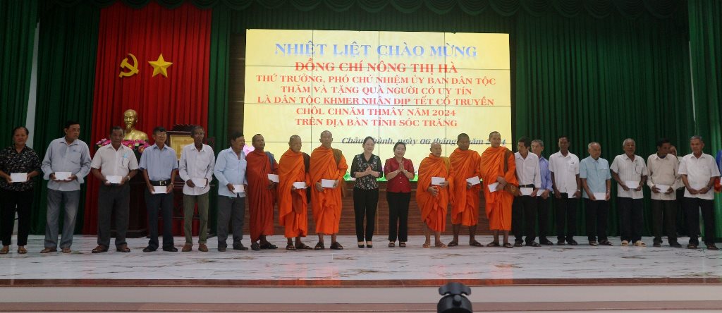 Thứ trưởng, Phó Chủ nhiệm Nông Thị Hà cùng đoàn công tác đã trao 100 phần quà cho các vị Hòa thượng, Thượng tọa, sư sãi, người có uy tín 