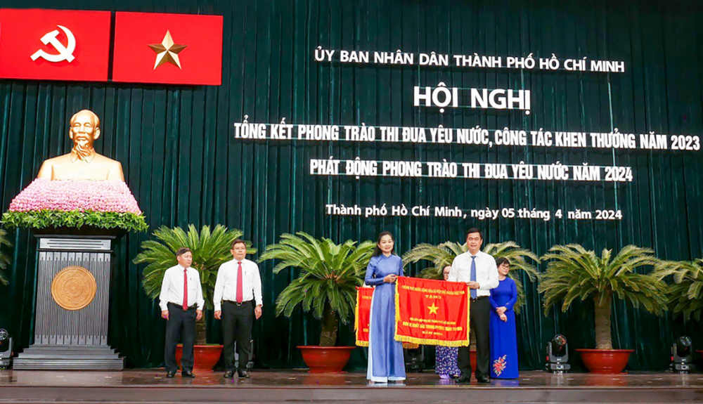 Ông Phạm Huy Giang - Trưởng ban Thi đua, khen thưởng Trung ương - trao cờ thi đua của Chính phủ cho Hội LHPN TPHCM