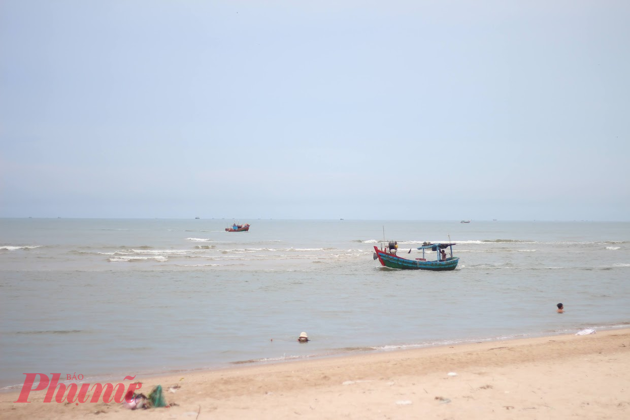 Tạo một hành trình và có kế hoạch dự phòng Hãy sẵn sàng đưa ra kế hoạch A cho B, C hoặc thậm chí D Lập kế hoạch chuyến đi cá nhânẢnh của Vlada Karpovich Lập kế hoạch chuyến đi cá nhân Người hướng nội có thể khó tập trung trong môi trường mới, quá kích thích. Việc có một hành trình chi tiết không chỉ giúp sắp xếp ngăn nắp mà còn giảm bớt một số áp lực và sự mệt mỏi khi đưa ra quyết định mà những du khách hướng nội có thể cảm thấy. Tuy nhiên, điều này chỉ hiệu quả nếu người hướng nội chấp nhận sự thật rằng mọi thứ có thể không ổn khi đi du lịch - và họ thường làm như vậy. Dù bị lạc hay đến muộn, những khoảnh khắc bất ngờ này chính là điều khiến chuyến du lịch trở nên thú vị và ngẫu hứng. Điều đó có nghĩa là bạn có thể có nhiều hơn một kế hoạch dự phòng để giảm bớt căng thẳng khi kế hoạch không thành công. Nếu đi du lịch theo nhóm, hãy chia sẻ danh sách Google Tài liệu và/hoặc Google Maps để lập kế hoạch hành trình để mọi người đều thống nhất.