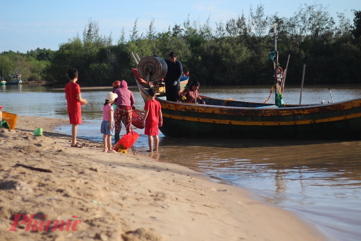 Tạo một hành trình và có kế hoạch dự phòng Hãy sẵn sàng đưa ra kế hoạch A cho B, C hoặc thậm chí D Lập kế hoạch chuyến đi cá nhânẢnh của Vlada Karpovich Lập kế hoạch chuyến đi cá nhân Người hướng nội có thể khó tập trung trong môi trường mới, quá kích thích. Việc có một hành trình chi tiết không chỉ giúp sắp xếp ngăn nắp mà còn giảm bớt một số áp lực và sự mệt mỏi khi đưa ra quyết định mà những du khách hướng nội có thể cảm thấy. Tuy nhiên, điều này chỉ hiệu quả nếu người hướng nội chấp nhận sự thật rằng mọi thứ có thể không ổn khi đi du lịch - và họ thường làm như vậy. Dù bị lạc hay đến muộn, những khoảnh khắc bất ngờ này chính là điều khiến chuyến du lịch trở nên thú vị và ngẫu hứng. Điều đó có nghĩa là bạn có thể có nhiều hơn một kế hoạch dự phòng để giảm bớt căng thẳng khi kế hoạch không thành công. Nếu đi du lịch theo nhóm, hãy chia sẻ danh sách Google Tài liệu và/hoặc Google Maps để lập kế hoạch hành trình để mọi người đều thống nhất.