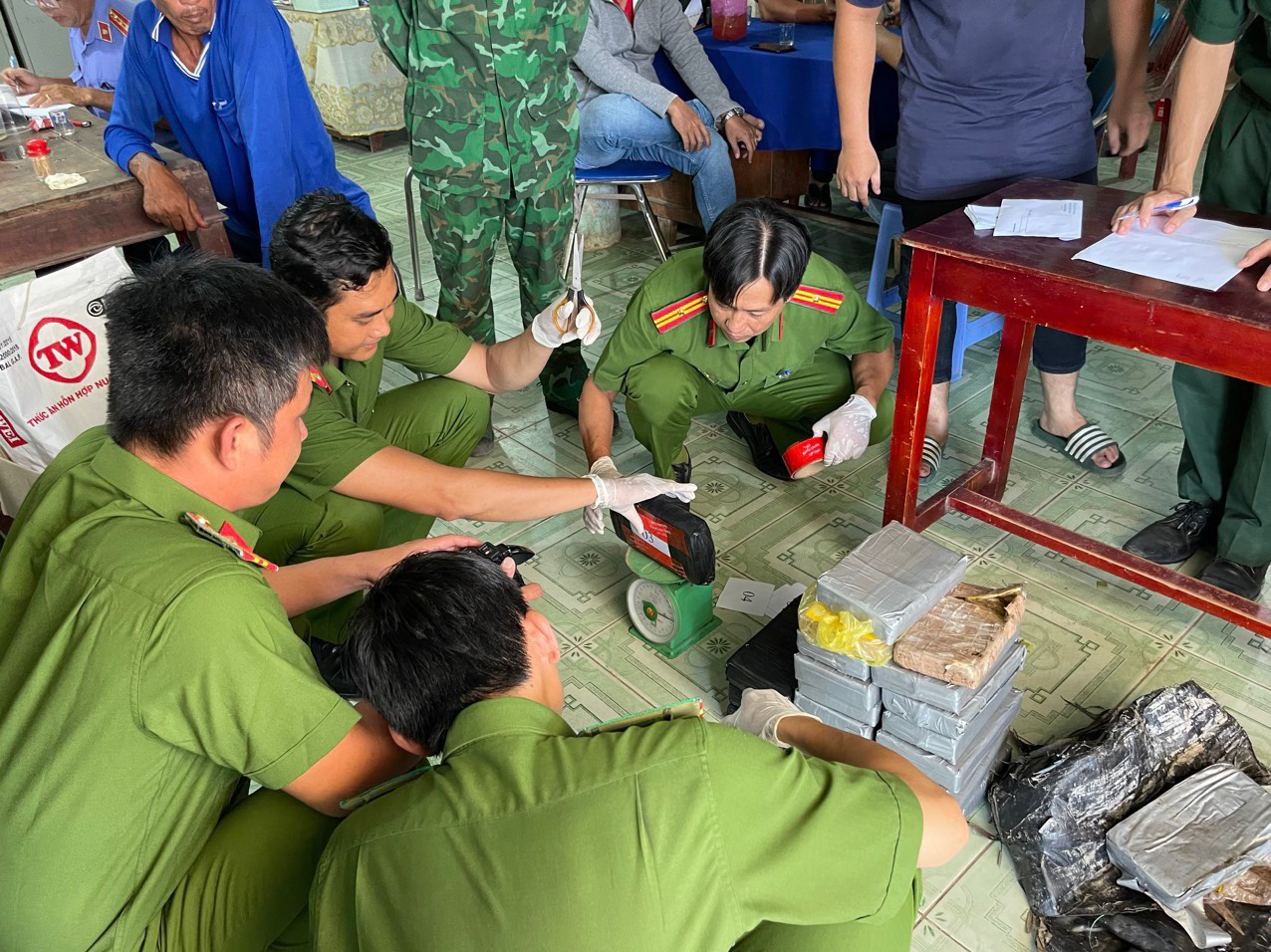 Lực lượng chức năng đang tiến hành kiểm tra nhiều vật thể nghi là ma túy