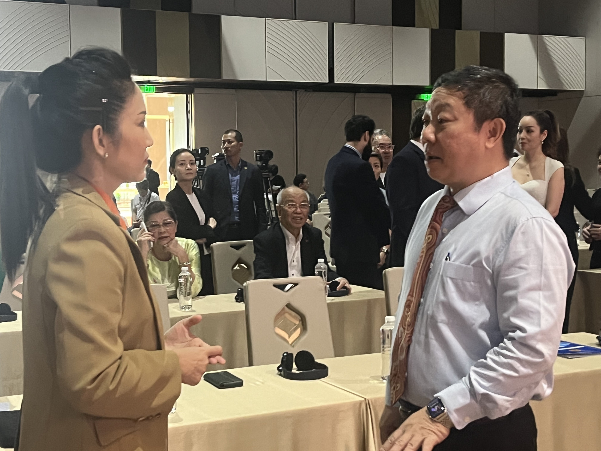 Ông Dương Anh Đức - Phó Chủ Tịch UBND TPHCM trao đổi với bà Nguyễn Thị Thanh Thúy - Phó Giám dốc Sở Văn Hóa Thể Thao TPHCM tại buổi tọa đàm 