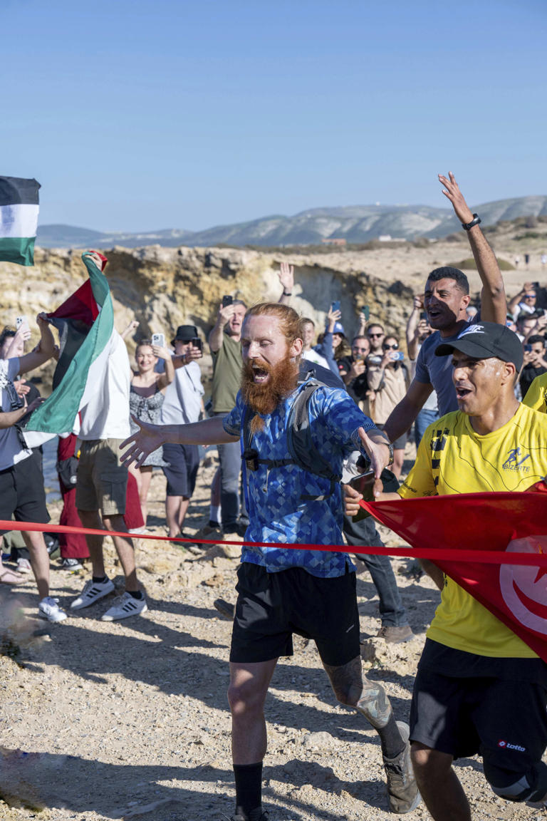 Russ Cook ăn mừng cùng những người ủng hộ sau khi về đích ở Ras Angela, điểm cực bắc của lục địa châu Phi, ở Tunis, Tunisia