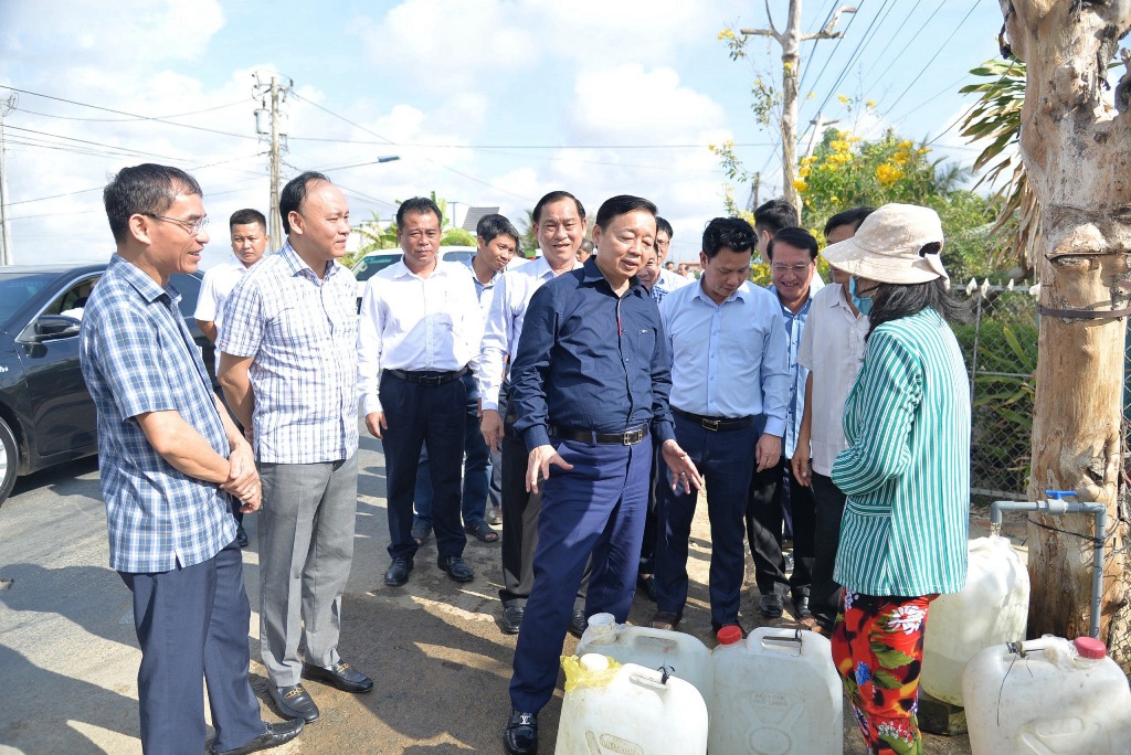 Phó Thủ tướng Trần Hồng Hà cùng đoàn công tác kiểm tra việc cấp nước miễn phí phục vụ sinh hoạt cho người dân