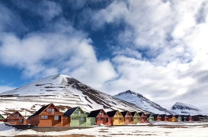 Thị trấn Longyearbyen (Na Uy) chỉ có 2.400 người và khí hậu ở đây không thể đoán trước được