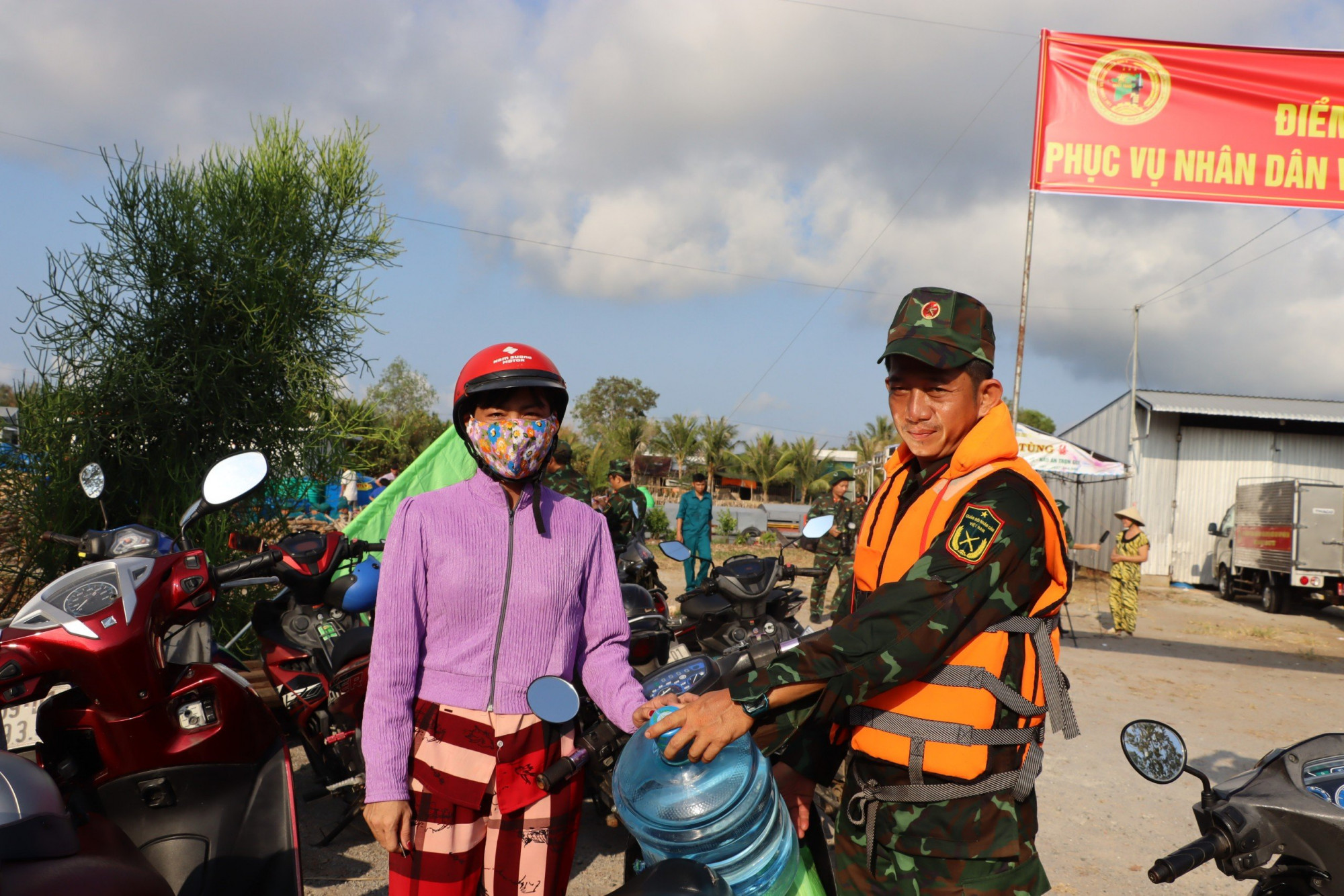 Lực lượng bộ đội Quân khu 9 cấp nước ngọt cho bà con vùng khó khăn 