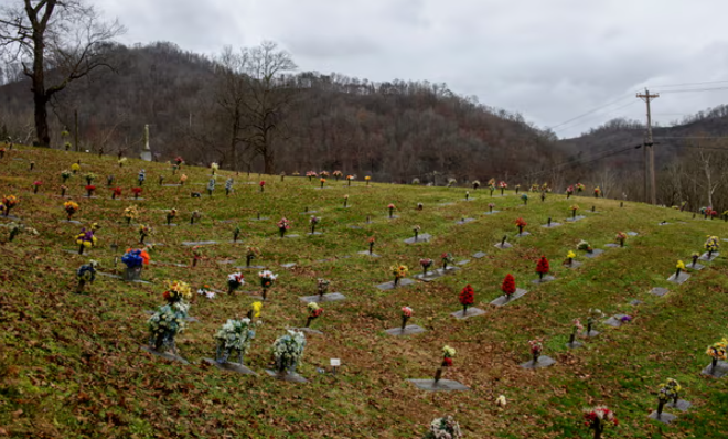 Những ngôi mộ trên sườn đồi ở Kentucky - Ảnh: Jeff Swensen/The Guardian