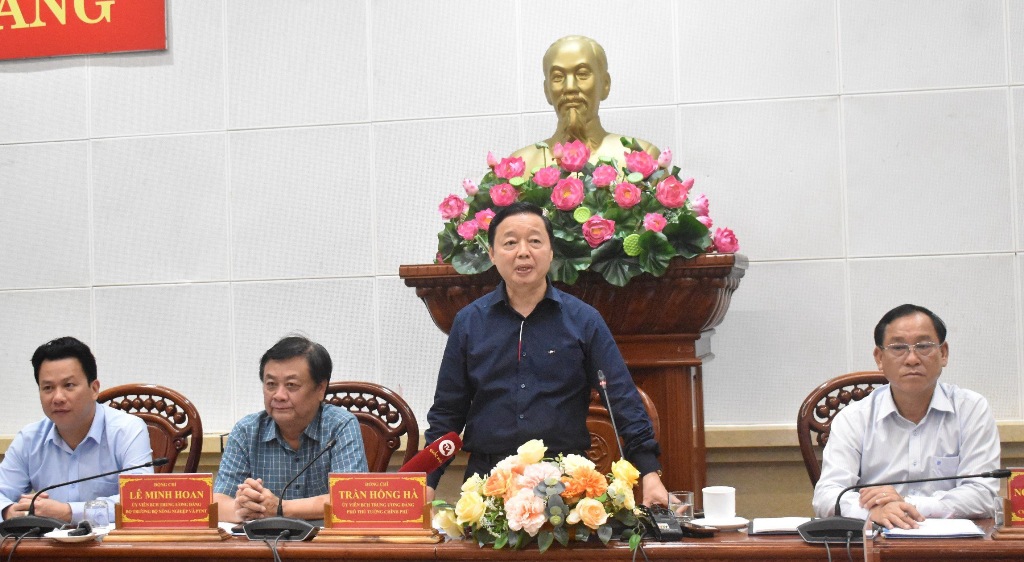 Trước đó, ngày 7/4, tại tỉnh Tiền Giang, Phó thủ tướng Chính phủ Trần Hồng Hà cùng bộ, ngành liên quan vừa có buổi làm việc về công tác chống hạn, mặn tại ĐBSCL.