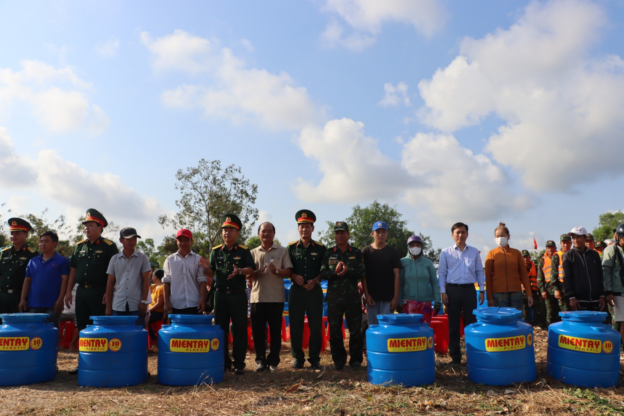 Đại diện Quân khu 9 cùng chính quyền địa phương tặng dụng cụ trữ nước cho người dân có hoàn cảnh khó khăn ở Cà Mau