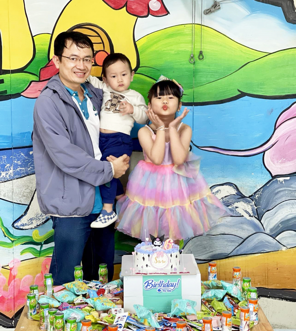 Tác giả và con trai mừng sinh nhật con gái lên 6 tuổi