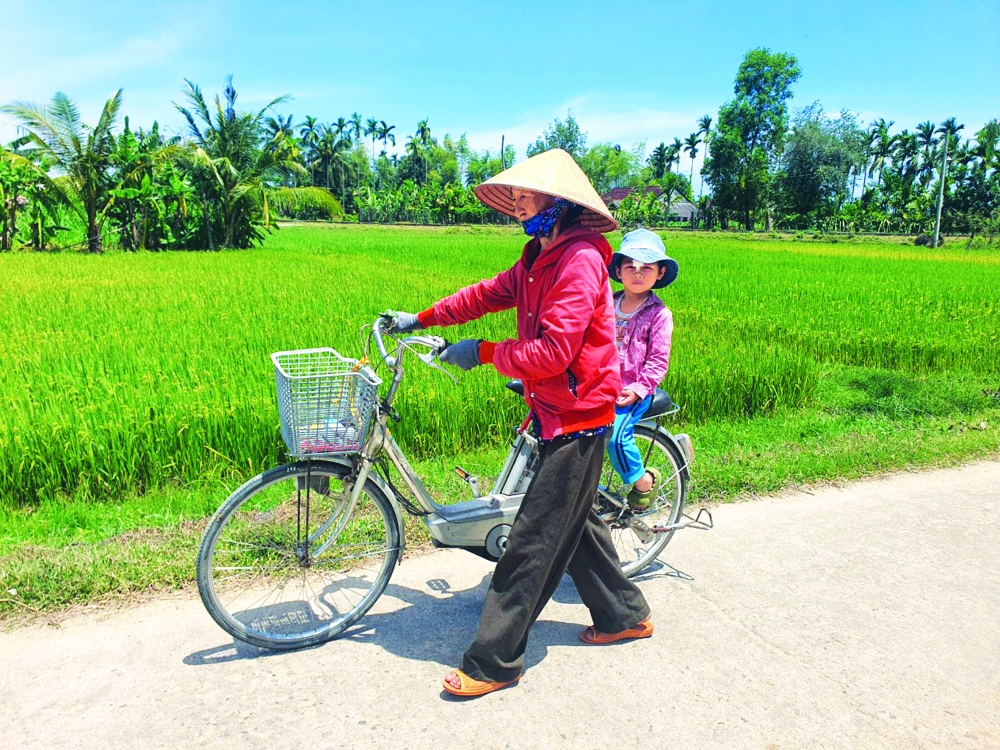 Hằng ngày chỉ có bà Năm Phương (xã Phổ Cường, thị xã Đức Phổ, tỉnh Quảng Ngãi) luôn ở bên cháu ngoại Ảnh: Đình Dũng