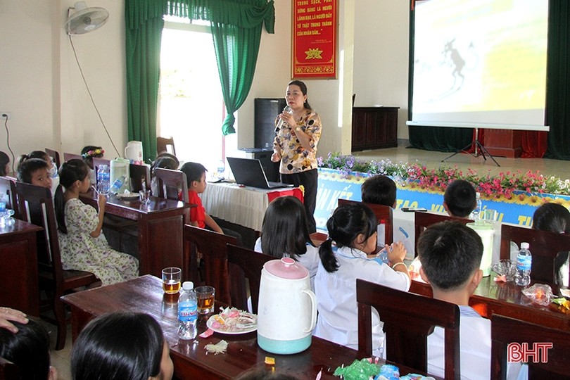 Cán bộ Hội LHPH huyện Nghi Xuân, Hà Tĩnh tuyên tuyền phòng chống xâm hại trẻ em và đuối nước cho các trẻ thành viên trong CLB. Ảnh: Báo Hà Tĩnh