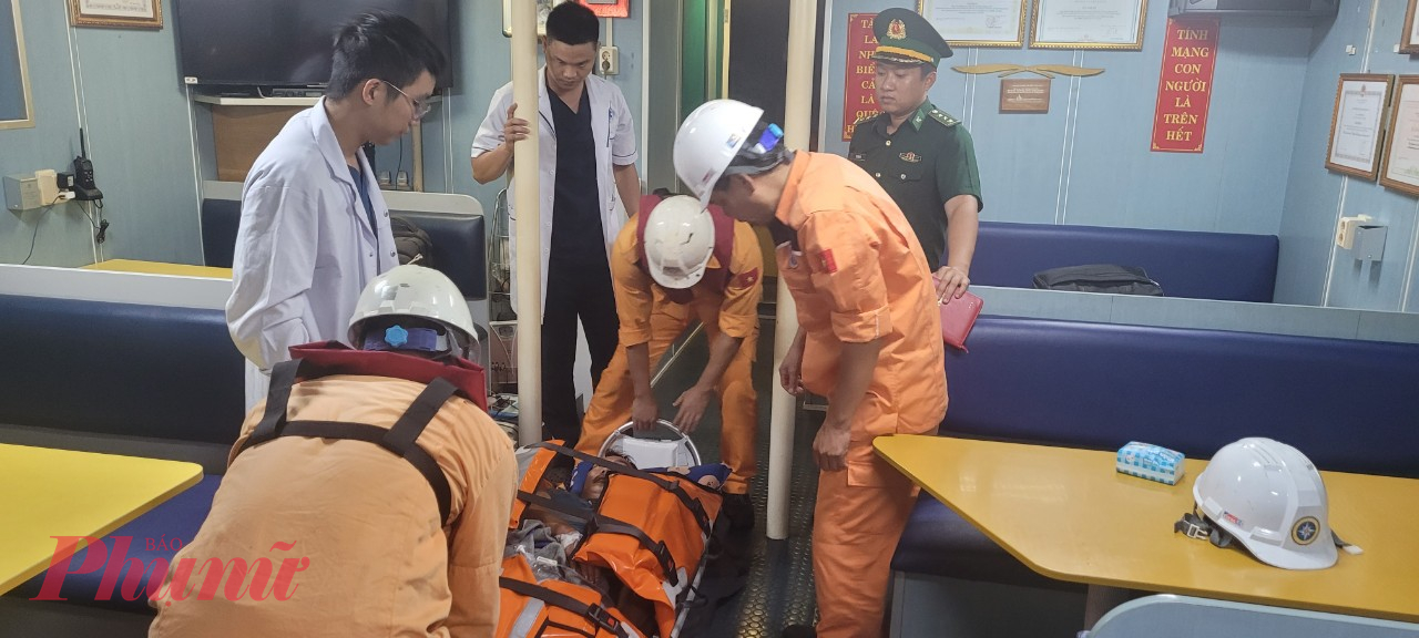 Bệnh nhân được lực lượng cứu nạn hỗ trợ cứu chữa