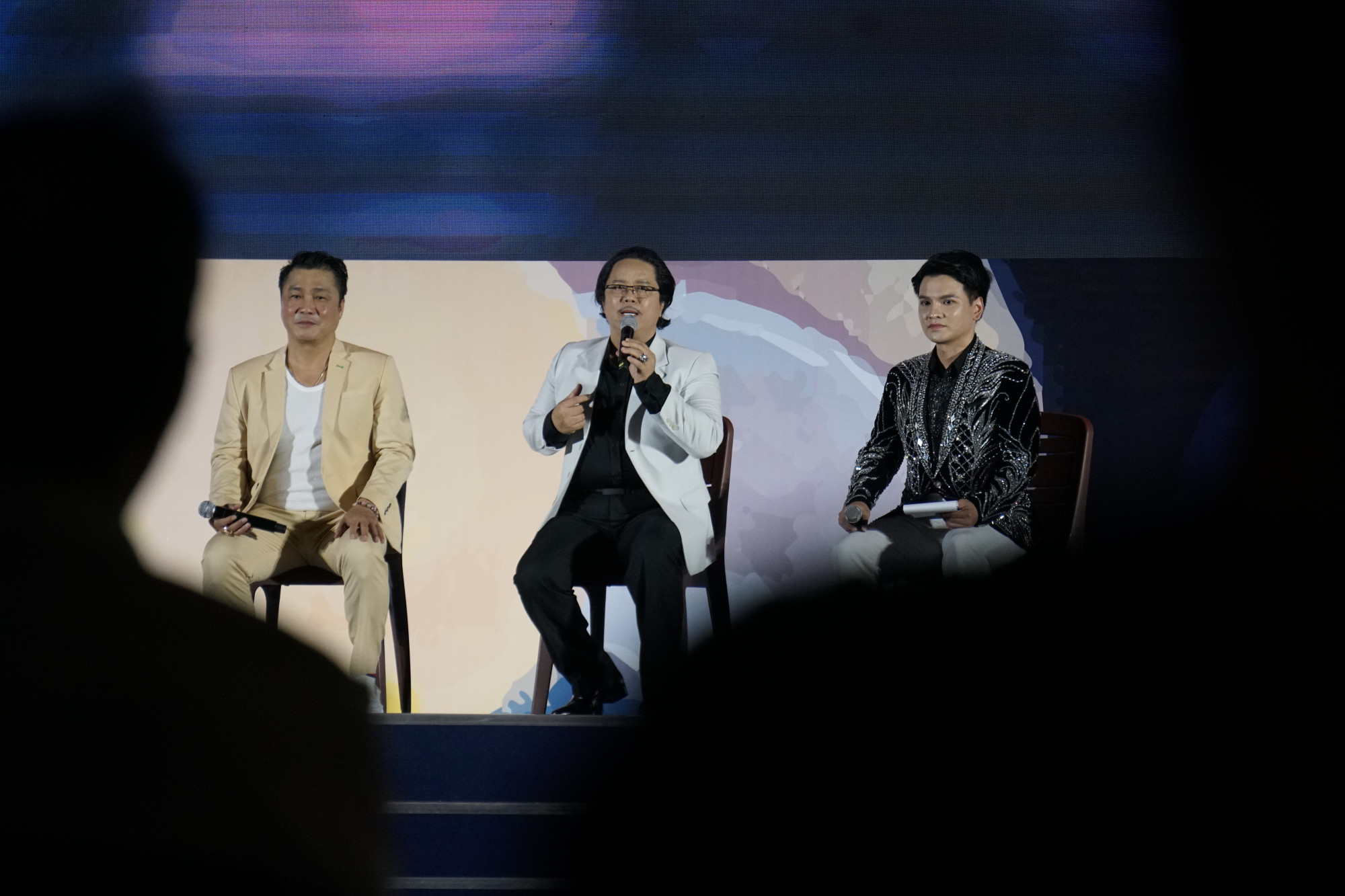 Ca sĩ - diễn viên Lý Hùng, và Công Hậu (từ trái qua) cùng ôn lại kỷ niệm đóng phim Tây Sơn hào kiệt 