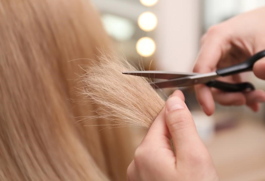 Cắt tỉa phần tóc khô xơ: Tóc khô xơ và chẻ ngọn có thể làm giảm sự bóng mượt và làm mất đi vẻ đẹp tự nhiên của tóc. Để giữ cho tóc khỏe mạnh trong mùa hè, đừng quên cắt tỉa phần tóc khô xơ định kỳ. Điều này giúp loại bỏ phần tóc chẻ ngọn và kích thích sự mọc tóc mới.