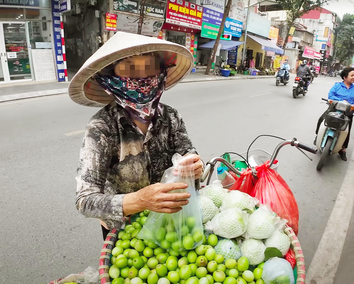 Bịch táo mà người bán hàng rong trên đường phố Hà Nội “chém” 2 du khách nước ngoài với giá 200.000 đồng  - Ảnh cắt từ video trên YouTube