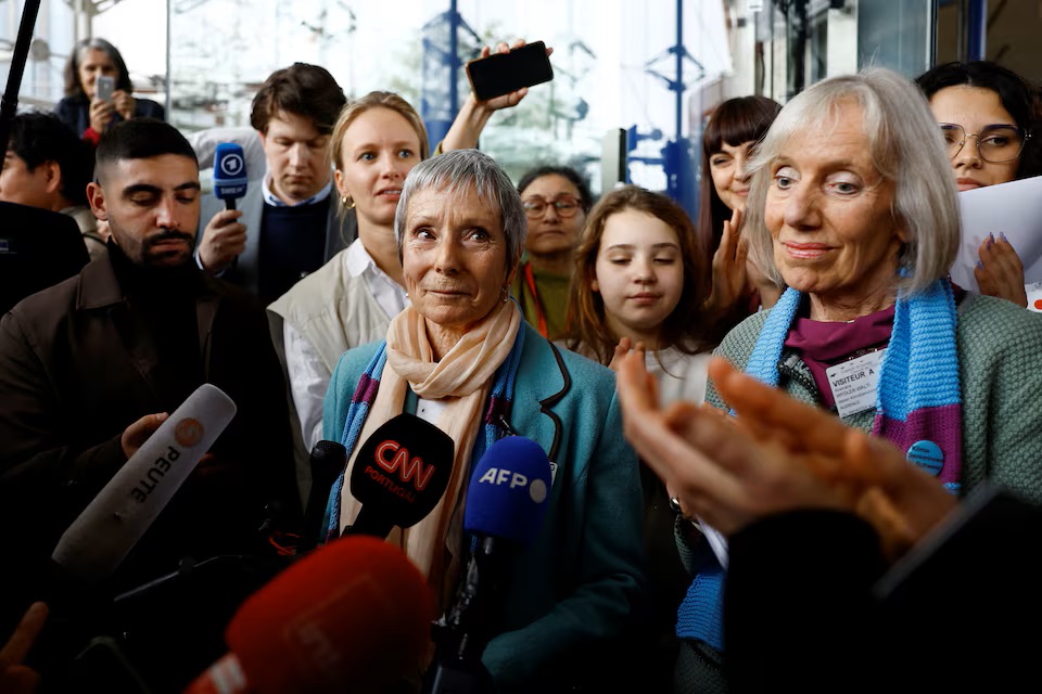 Các thành viên của tổ chức KlimaSeniorinnen phản ứng sau phán quyết của tòa án ở Strasbourg, ngày 9/4/2024 - Ảnh: REUTERS/Christian Hartmann