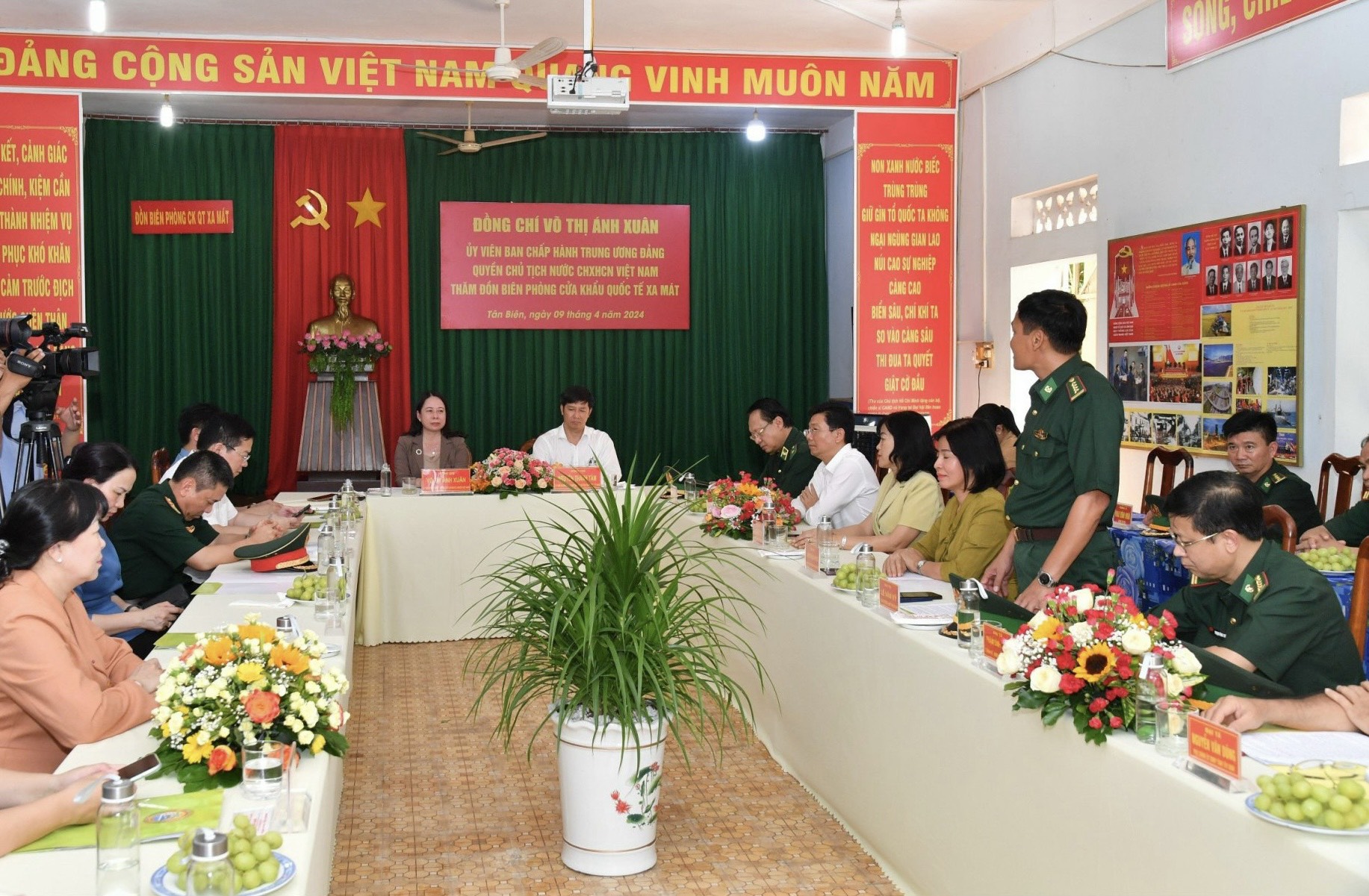 Quang cảnh buổi làm việc 