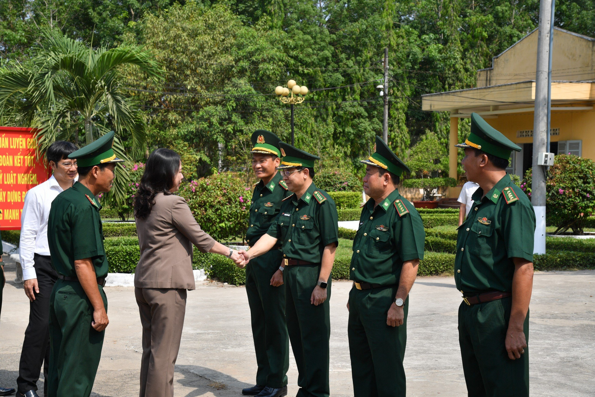 Quyền Chủ tịch nước Võ Thị Ánh Xuân đến thăm cán bộ, chiến sĩ Đồn biên phòng CKQT Xa Mát