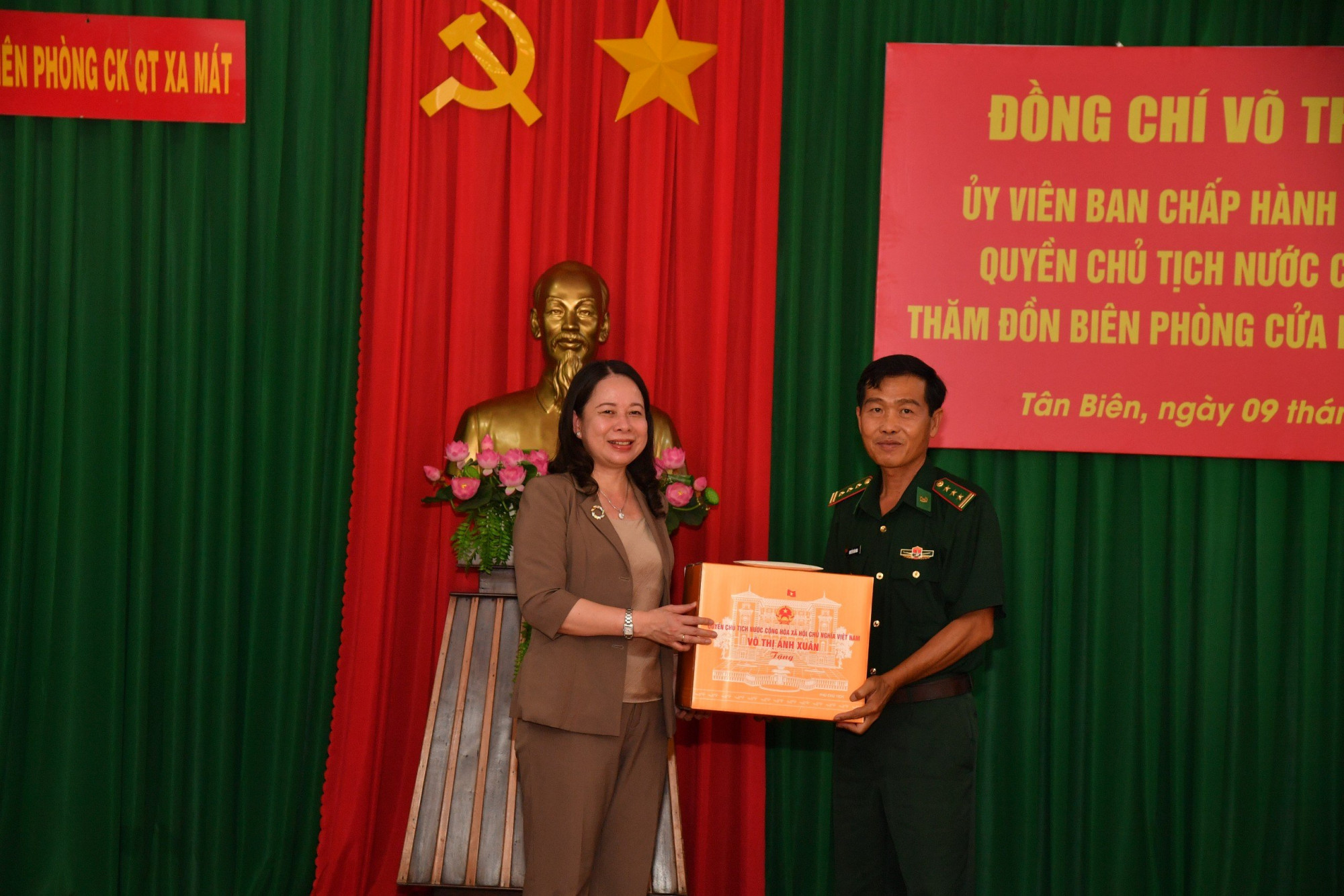 Quyền Chủ tịch nước Võ Thị Ánh Xuân tặng quà cán bộ, chiến sĩ Đồn biên phòng CKQT Xa Mát